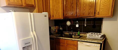Réfrigérateur, four à micro-ondes, un four, surface de cuisson