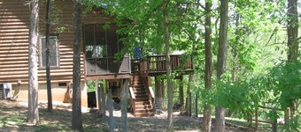 Riverfront, husdjursvänligt! Timmerstuga med 2 sovrum och loft!