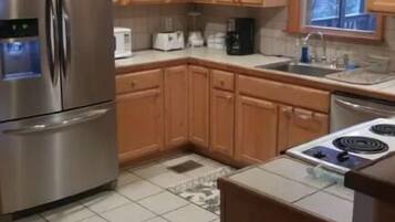 Køleskab, mikrobølgeovn, ovn, kogeplade