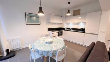 KĂŒhlschrank, Mikrowelle, GeschirrspĂŒler, Toaster