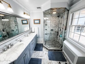 Combined shower/bathtub, hair dryer, towels, soap