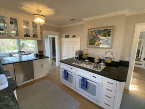 Fridge, microwave, oven, stovetop - Luxury Home with Amazing Water Views - Perfect for an intimate family gathering (Mamaroneck)