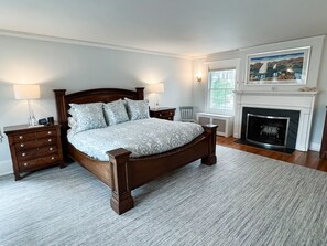 6 bedrooms, desk, iron/ironing board, free WiFi