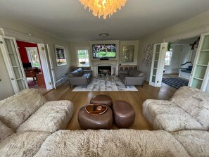 Smart TV, fireplace, DVD player, books