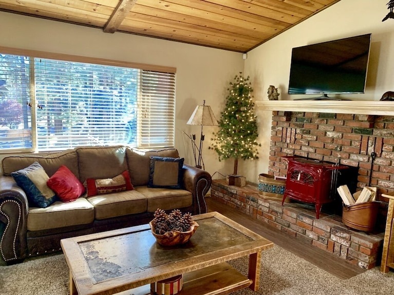 Fox Farm, Cozy Cabin With A Game Room, Hot Tub, & 2 Decks In A Great Location!! - Big Bear Lake, CA