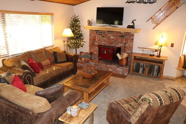 TV, fireplace, DVD player, table football - Fox Farm, Cozy cabin with a game room, hot tub, & 2 decks in a great location!! (Big Bear)