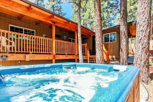 Fox Farm, Cozy cabin with a game room, hot tub, & 2 decks in a great location!!