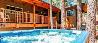 Fox Farm, Cozy cabin with a game room, hot tub, & 2 decks in a great location!!