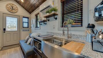 Mikroaaltouuni, kahvin-/teenkeitin, keittoastiat/astiat/ruokailuvälineet