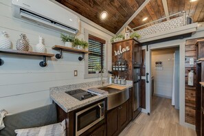 Mikrobølgeovn, kaffetrakter/tekoker, kjøkkenutstyr og papirhåndklær