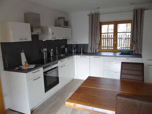 雪櫃、微波爐、焗爐、爐具