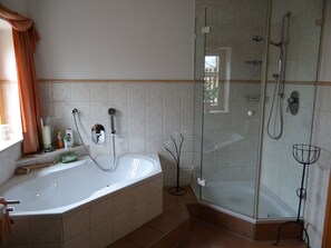 Badewanne, Haartrockner, Bidet, Handtücher