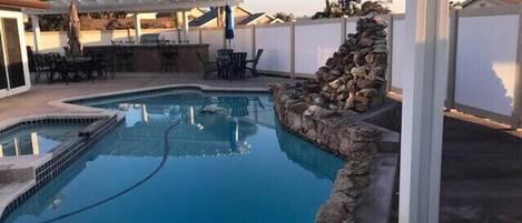 Una piscina al aire libre, una piscina climatizada