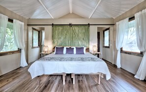 4 bedrooms, free WiFi, bed sheets, wheelchair access - Beachfront villa with pool. Hosts big families, groups or small retreats. (Cocles)