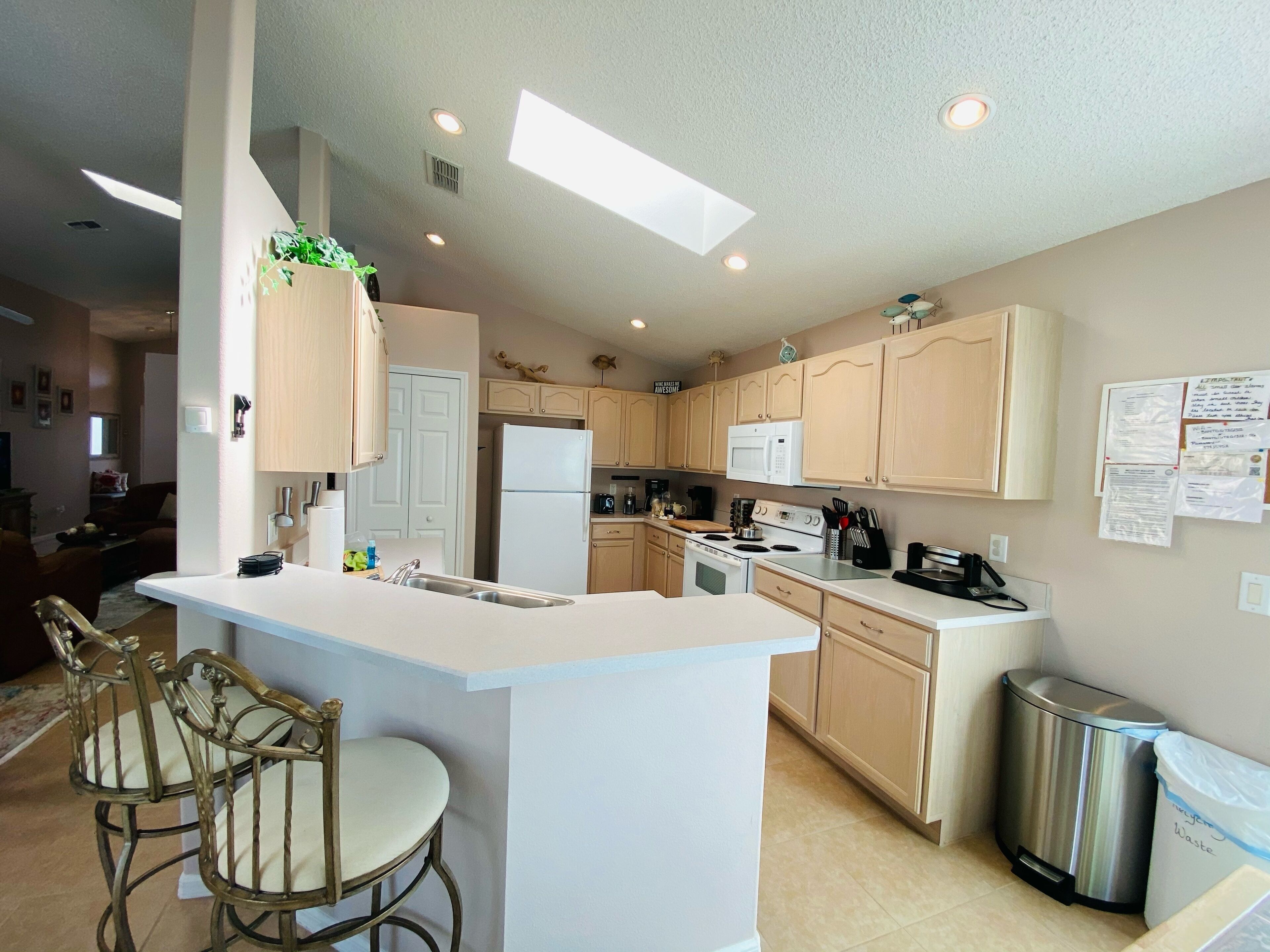 Kylskåp, mikrovågsugn, ugn och spishäll