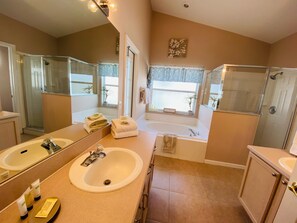 Combined shower/bathtub, hair dryer, towels - Bradley Villa Private pool/fenced back/ Free wifi/ 3 miles to Disney (kissimmee)