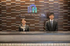 Una reception moderna all'Hotel Kyoto Plaza, con un logo sopra il nome.