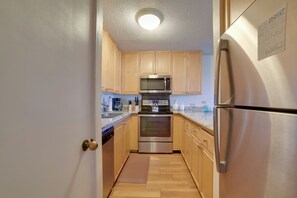 Fridge, microwave, stovetop, dishwasher