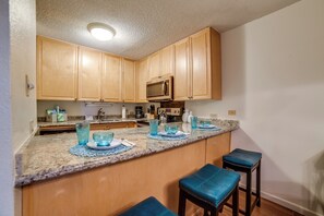 Fridge, microwave, stovetop, dishwasher