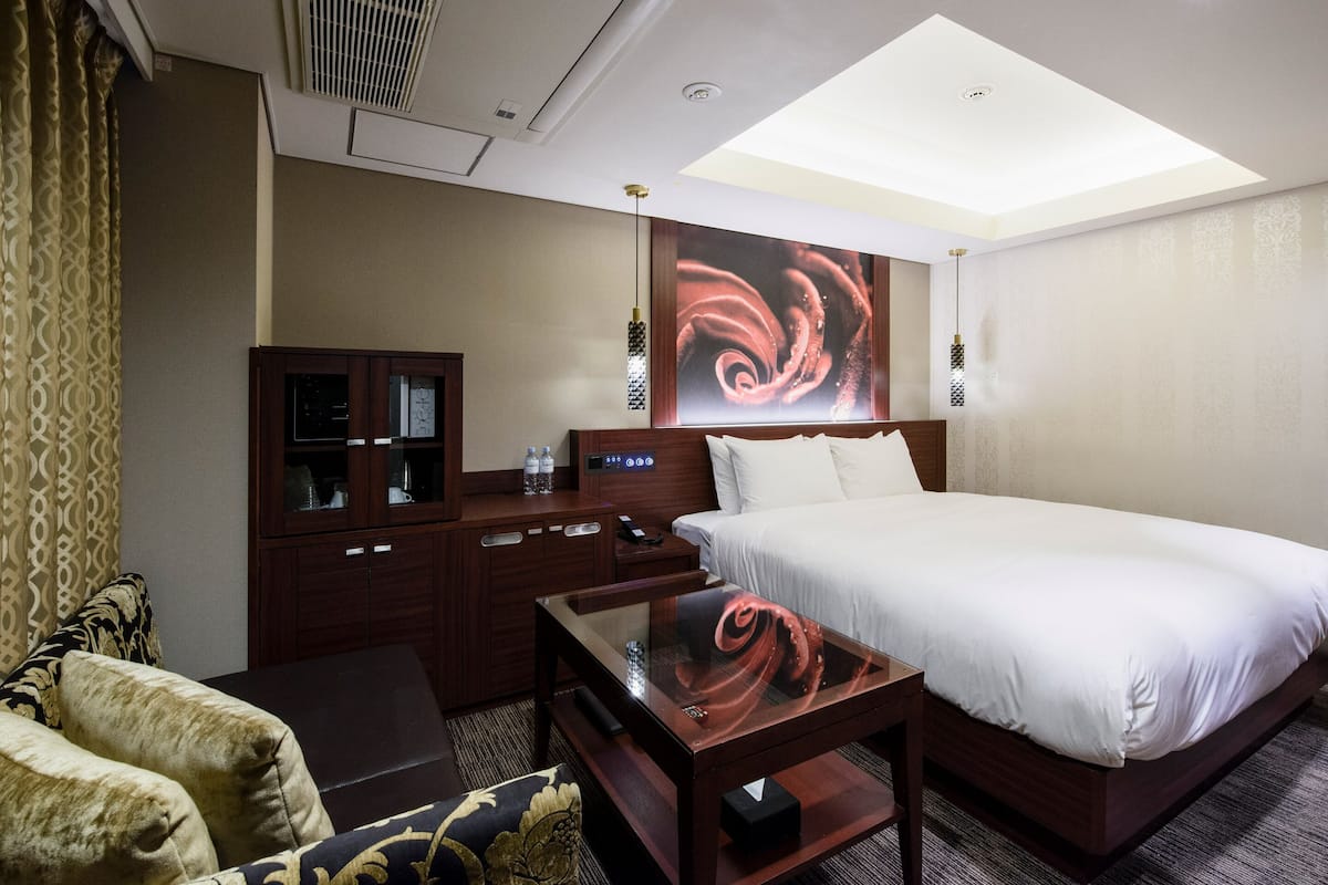 Minibar, free WiFi, bed sheets