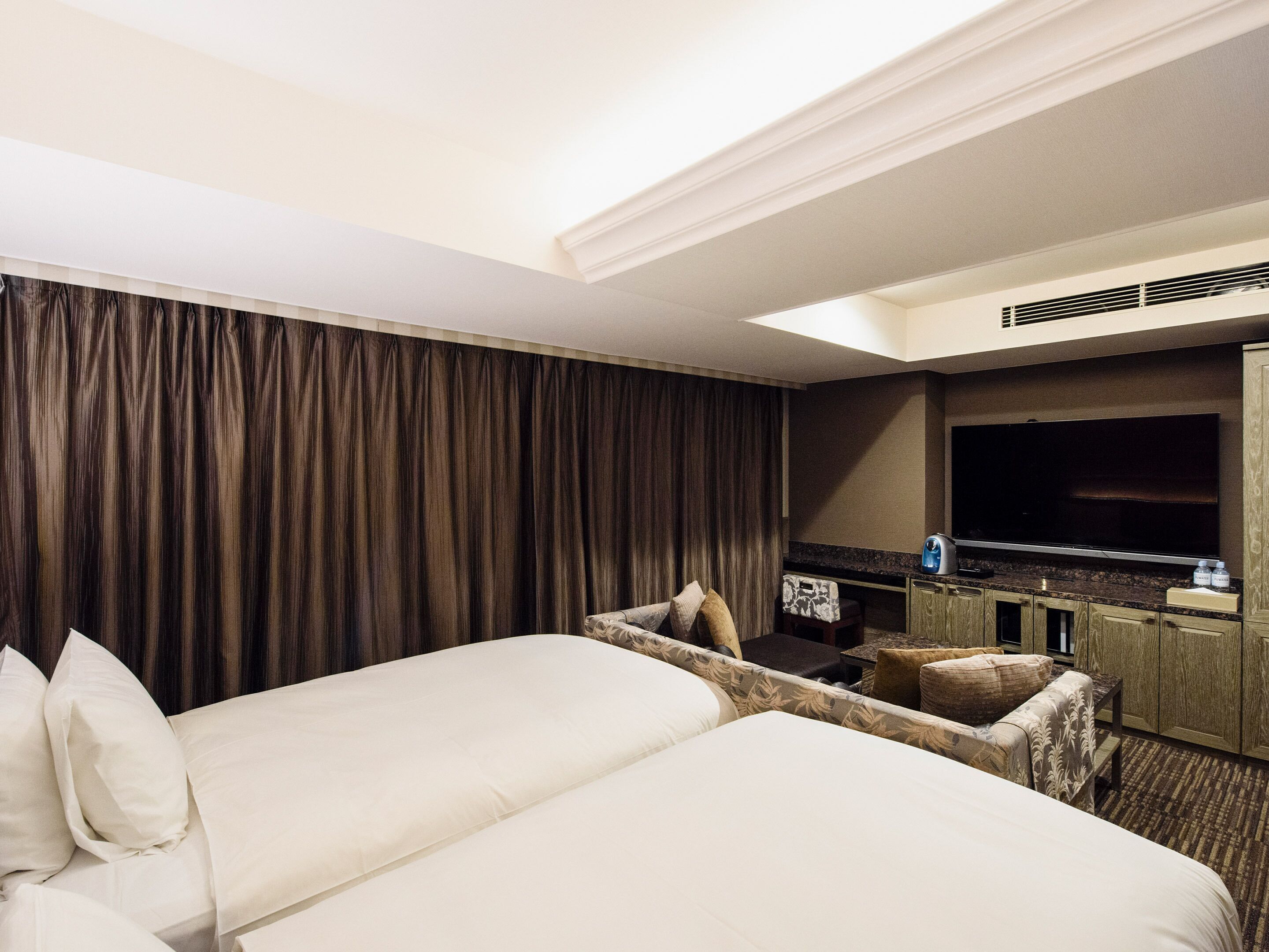 Minibar, free WiFi, bed sheets