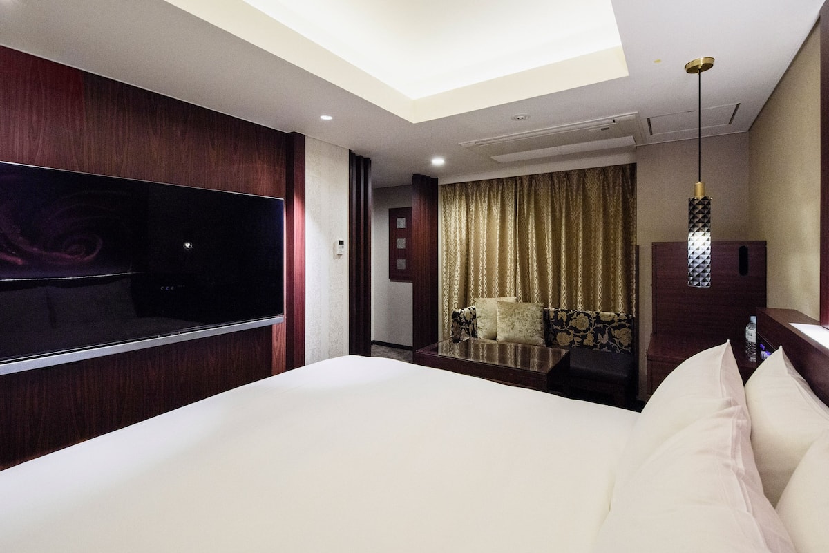Minibar, free WiFi, bed sheets