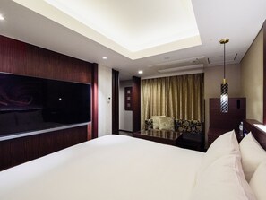 Minibar, free WiFi, bed sheets - Meguro Holic Hotel (Tokyo)