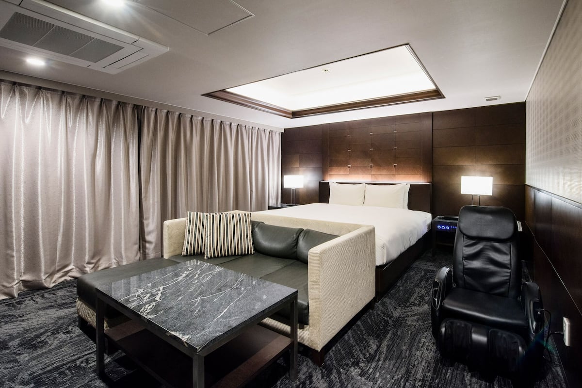 Minibar, free WiFi, bed sheets