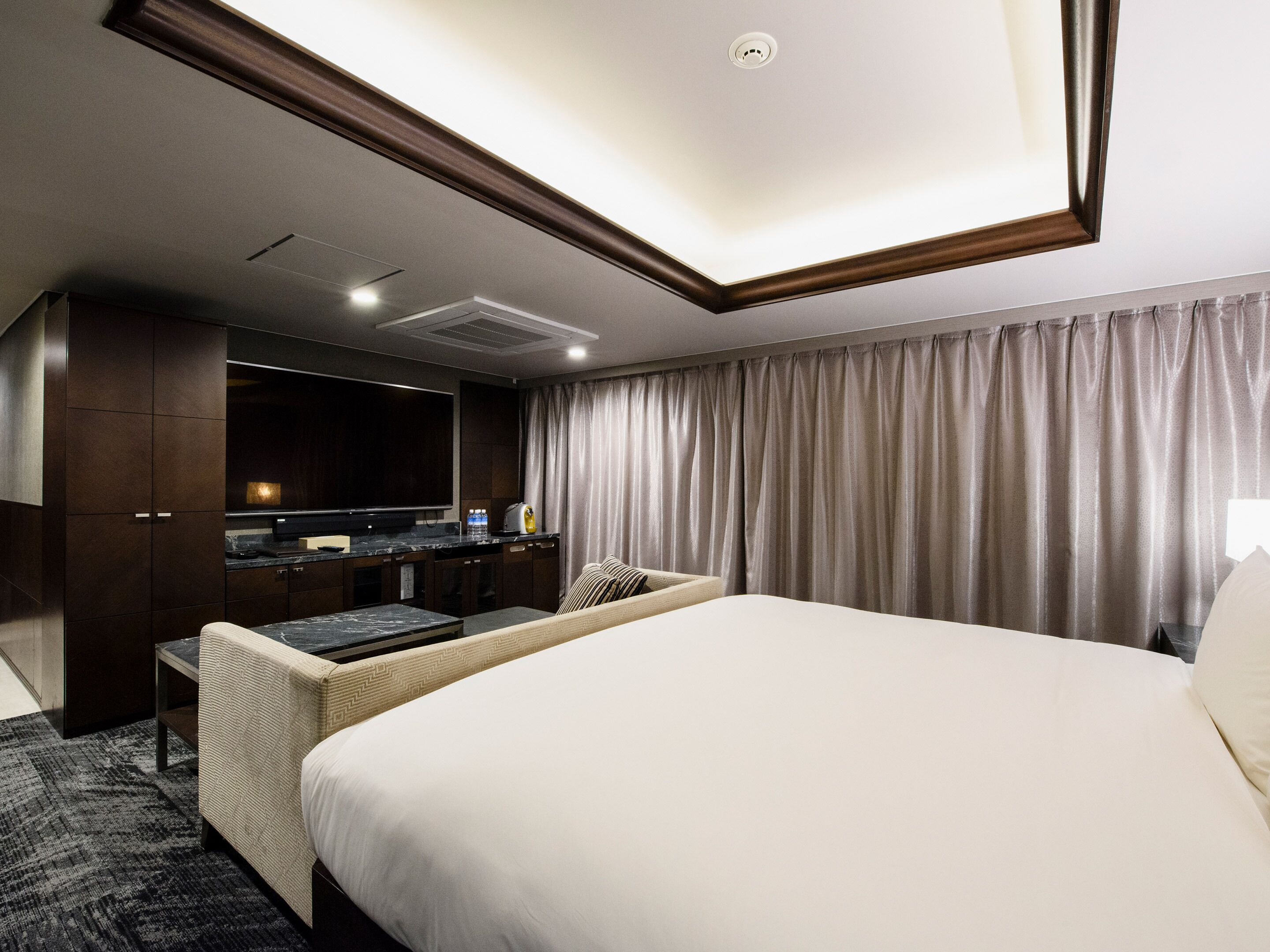 minibar, free wifi, bed sheets