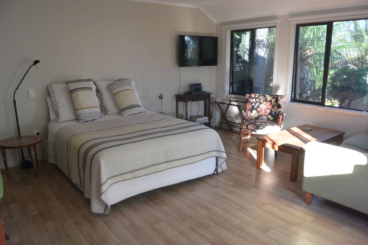 Deluxe-studiosviitti, näköala puutarhaan | Työpöytä, pimennysverhot, silitysrauta/-lauta, ilmainen Wi-Fi