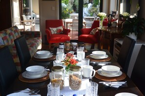 Free daily continental breakfast - Terry and Cindy's B&B (Auckland)
