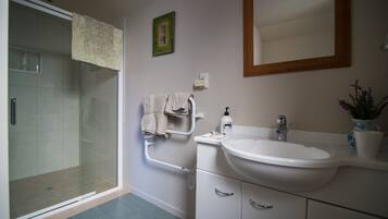 Queen Room, Garden View | Bathroom sink