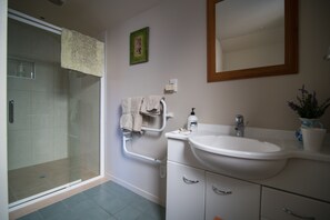 Queen Room, Garden View | Bathroom sink - Terry and Cindy's B&B (Auckland)