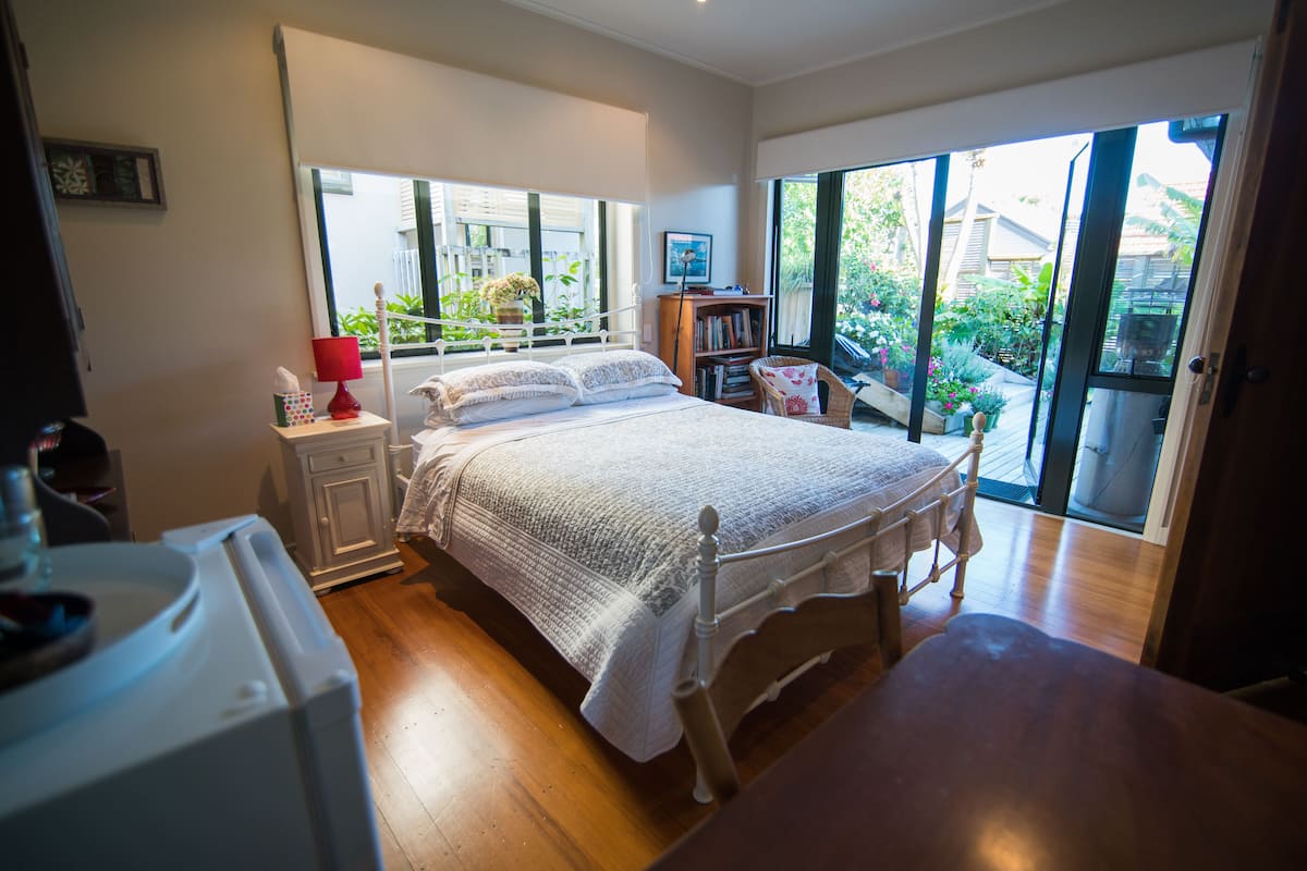 Classic-Zimmer, 1 Queen-Bett, Gartenblick | Schreibtisch, Verdunkelungsvorhänge, Bügeleisen/Bügelbrett