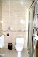 Ducha, artículos de tocador gratuitos, secador de pelo, toallas