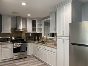 Fridge, microwave, oven, stovetop - CLEAN &COZY MIDWAY CITY in OC (Midway City)