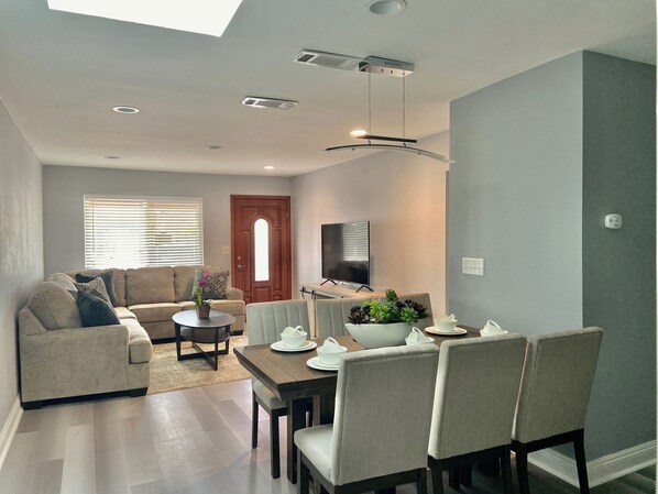 TV - CLEAN &COZY MIDWAY CITY in OC (Midway City)