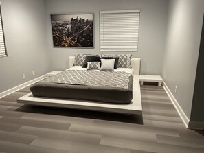 6 bedrooms, iron/ironing board, WiFi, bed sheets - CLEAN &COZY MIDWAY CITY in OC (Midway City)