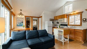 Une cuisine moderne avec des meubles en bois, un réfrigérateur blanc et un four à micro-ondes.