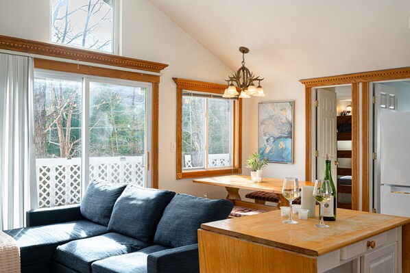 Smart TV, fireplace, books, stereo - HotTub and 200Mbps WiFi; work from home paradise, Wonderful Belleayre Cabin (Fleischmanns)