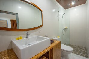 Ducha, artículos de higiene personal gratuitos y toallas
