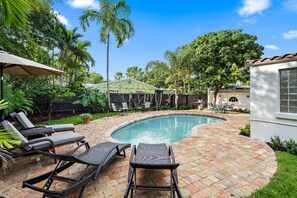 Outdoor pool - The Couple’s Paradise, Close to Downtown, Salt-Water Pool (West Palm Beach)
