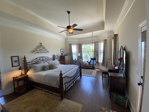 6 Schlafzimmer, Betten mit Memory-Foam-Matratzen, Bügeleisen/Bügelbrett