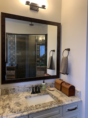 Duschwanne, Whirlpool, Haartrockner, Handtücher