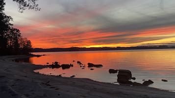 Beach nearby, sun loungers