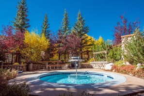 Pool - Beautiful Views, Beautiful Condo , wifi, underground park, 1 minute to lifts (Copper Mountain)