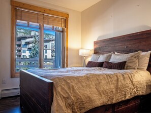 1 bedroom, iron/ironing board, free WiFi, bed sheets - Beautiful Views, Beautiful Condo , wifi, underground park, 1 minute to lifts (Copper Mountain)