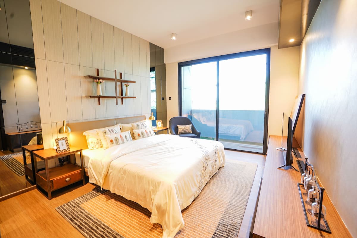 premium suite | 3 bedrooms, in-room safe, desk, laptop workspace