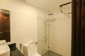 Deluxe-Doppelzimmer zur Einzelnutzung | Badezimmer | Regendusche, kostenlose Toilettenartikel, Haartrockner, Hausschuhe