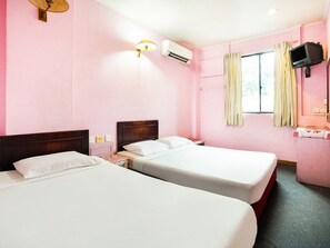 Habitación triple Deluxe | Tabla de planchar con plancha, wifi gratis y ropa de cama